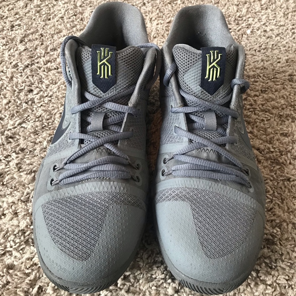 Nike Kids Kyrie 3 GS, Grey, Youth Size 7